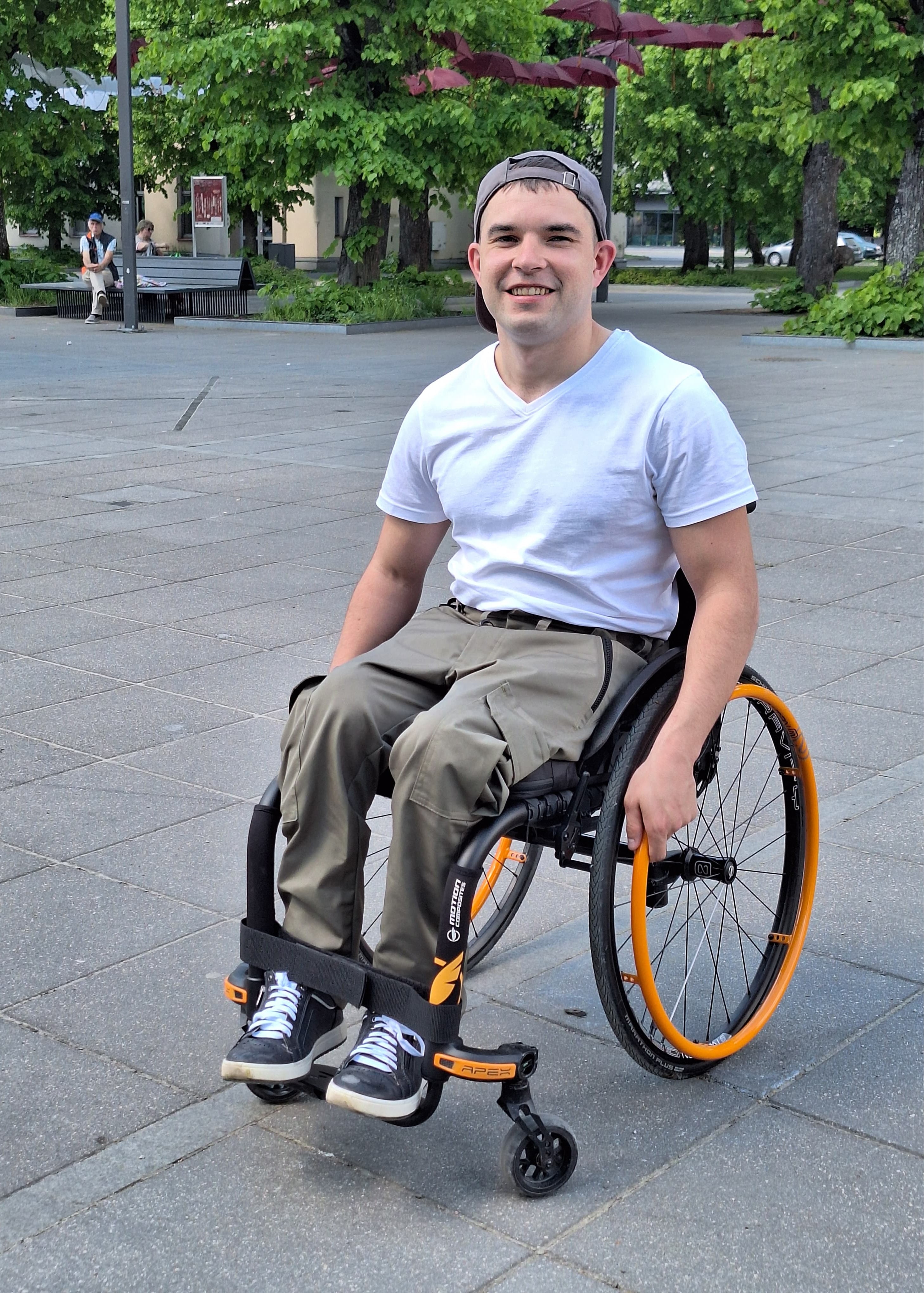 Men's cargo pants with side pockets, wheelchair adapted, army green